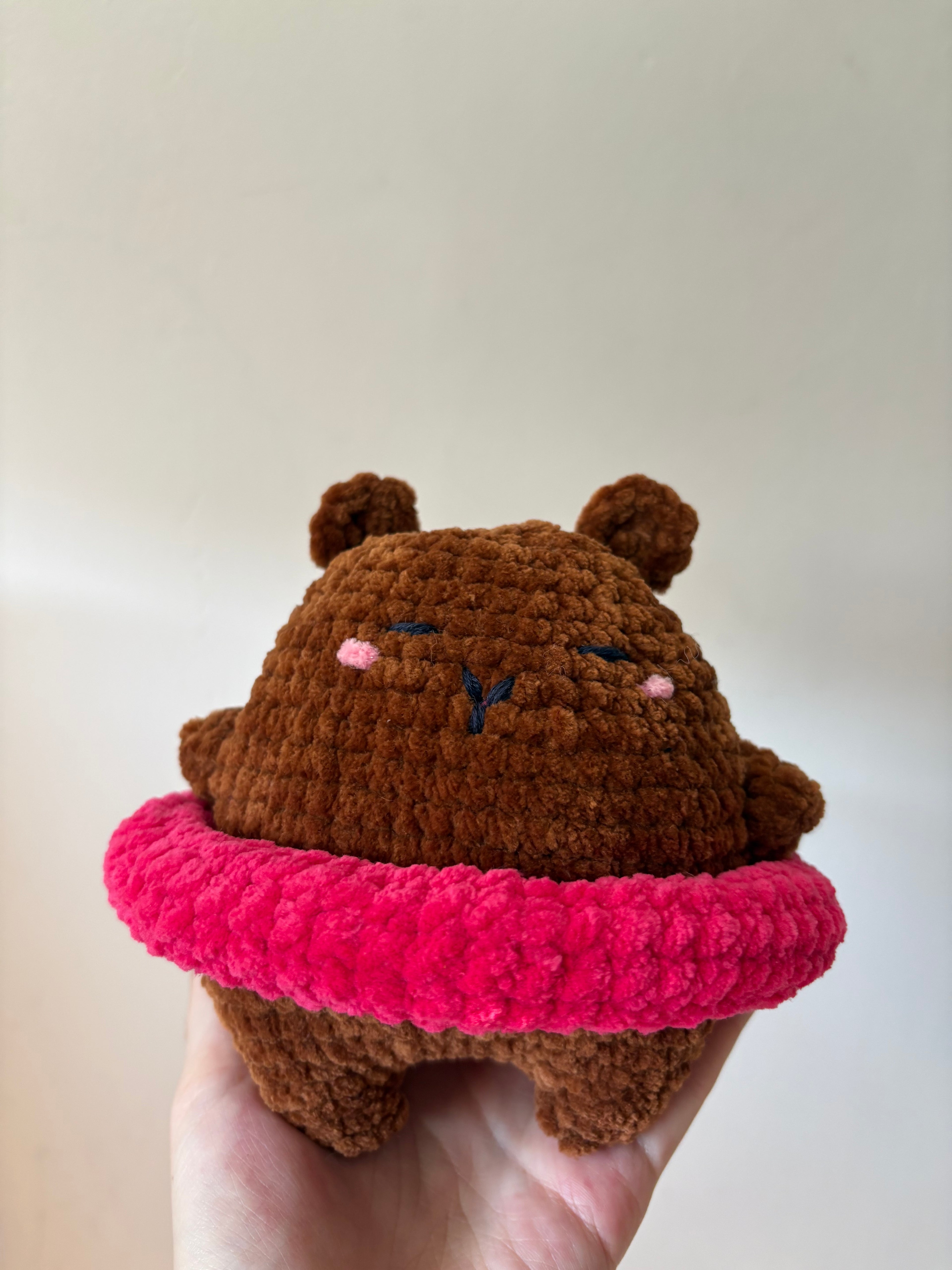 Capy splash - capybara et ca bouée rose au crochet
